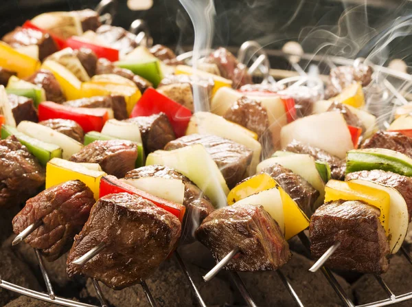 Gegrillte Rindfleischspieße mit Zwiebeln und Paprika Farbe. — Stockfoto