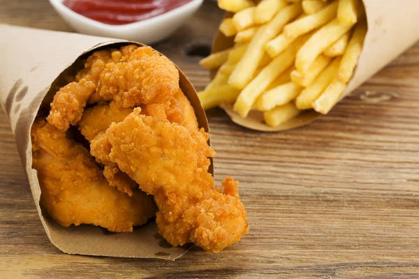 Nuggets ve bir kağıt torba bir dalış ile servis fişleri 