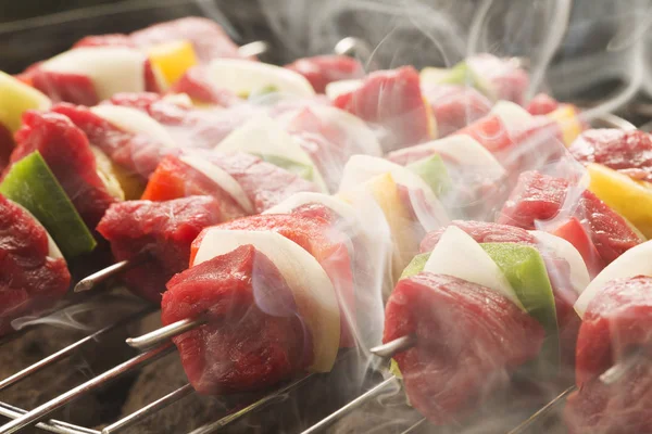 Rohe Rindfleischspieße zum Grillen bereit — Stockfoto