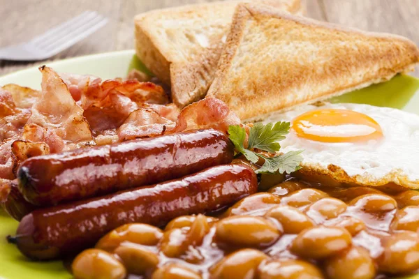 Café da manhã inglês completo com bacon, salsicha, ovo frito, bea assada — Fotografia de Stock