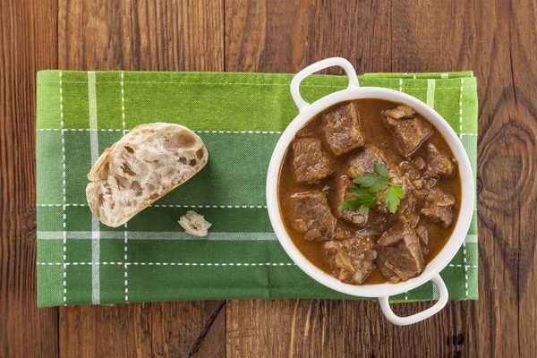 Guisado de carne servida com pão — Fotografia de Stock