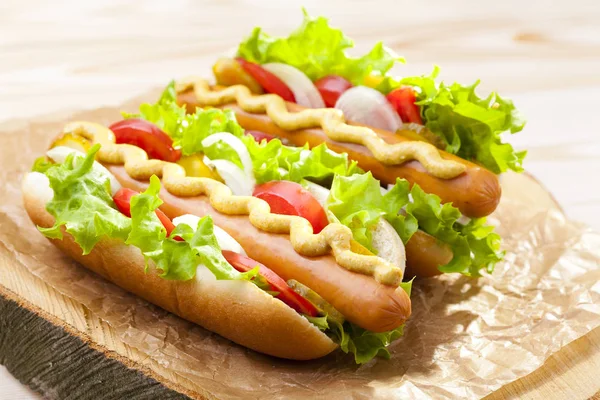 Hot dogy s hořčicí a kečupem — Stock fotografie