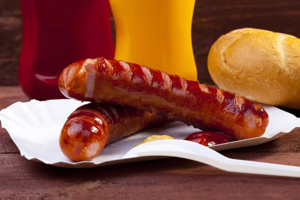 Bratwurst mit Brot, serviert auf einem Blech — Stockfoto