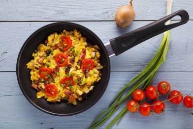 Pastırma, soğan ve domates ile bir tavada omlet serpilir