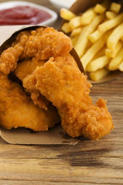 Nuggets ve bir kağıt torba bir dalış ile servis fişleri 