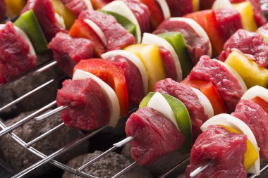 Ham sığır eti şiş ızgara için hazır