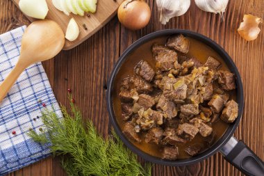 Sığır eti güveç - ahşap arka plan 