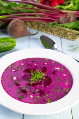 Soğuk krema ile servis taze pancar çorbası