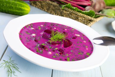 Soğuk krema ile servis taze pancar çorbası