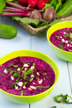 Soğuk krema ile servis taze pancar çorbası