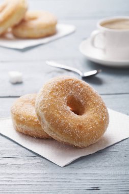 Bir fincan kahve ile hizmet taze çörek 