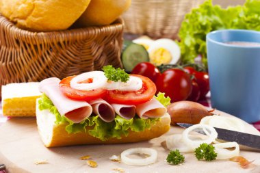 Kahvaltı sandviç sebze ve sıcak kakao bir fincan.