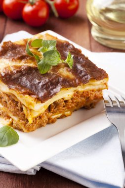 bir tabak lezzetli lazanya bölümü 