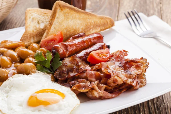 Café da manhã inglês completo com bacon, salsicha, ovo frito, bea assada — Fotografia de Stock