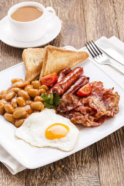 Café da manhã inglês completo com bacon, salsicha, ovo frito, bea assada — Fotografia de Stock