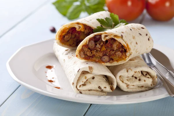 मांस बीन्स और सब्जियों के साथ burritos लपेटता है — स्टॉक फ़ोटो, इमेज