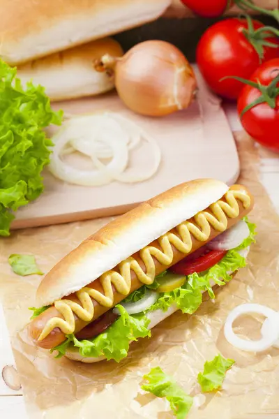 Hot dogy s hořčicí a kečupem — Stock fotografie