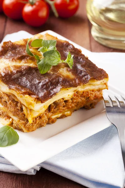 Portion de lasagnes savoureuses sur une assiette — Photo