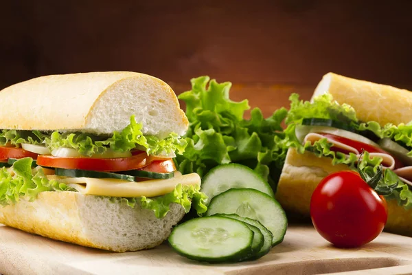 Gros sandwich au jambon, fromage et légumes — Photo