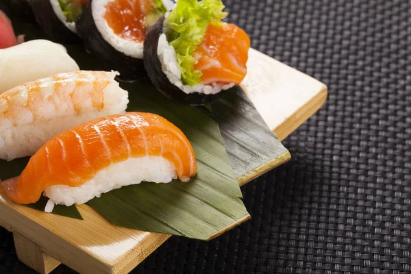 Sammansättningen av nigiri sushi — Stockfoto
