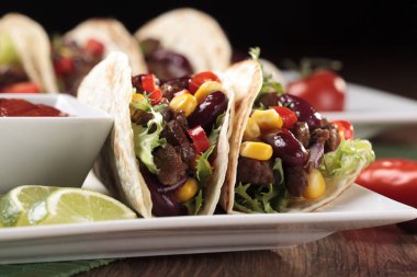 Taco sığır eti ve sebze ile