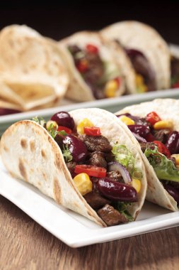 Taco sığır eti ve sebze ile