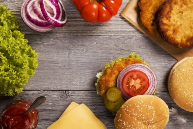 Tavuk burger peynir, marul, domates ve soğan ile