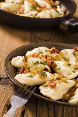 Soğan ve pastırma ile lezzetli ev yapımı köfte