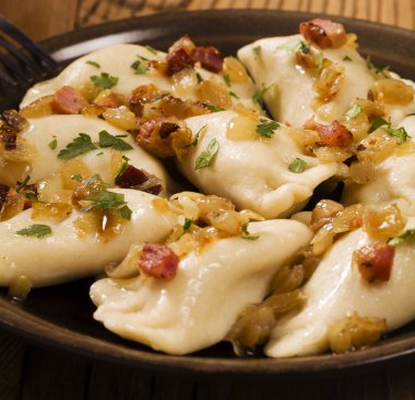 Soğan ve pastırma ile lezzetli ev yapımı köfte