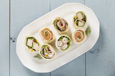 Karışımı jambon, tavuk, somon ve yengeç hizmet ile tamamladı