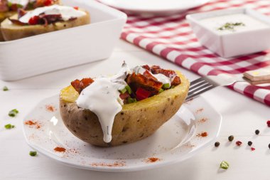 Fırında patates dereotu sos ile pastırma ile doldurulmuş