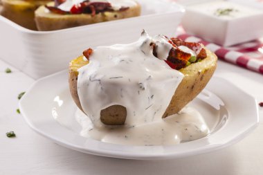 Fırında patates dereotu sos ile pastırma ile doldurulmuş