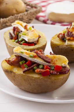 Peyniri ile servis pastırma, fırında patates dolması