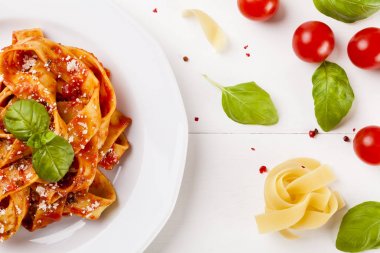 Makarna tagiatelle domates ile