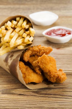 Nuggets ve bir kağıt torba bir dalış ile servis fişleri 