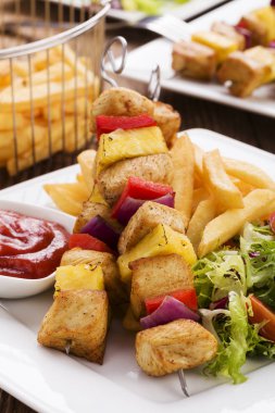 Şişleri ananas, biber ve soğan ile servis tavuk ızgara