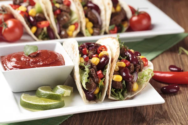 Taco with beef and vegetables — Stock Photo, Image