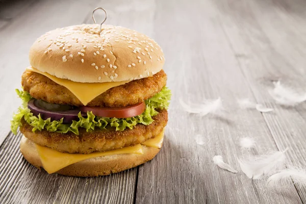 Kip hamburger met kaas, sla, tomaat en UI — Stockfoto