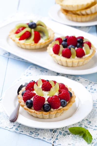 Läckra tartlets med frukt och grädde mascaropne — Stockfoto