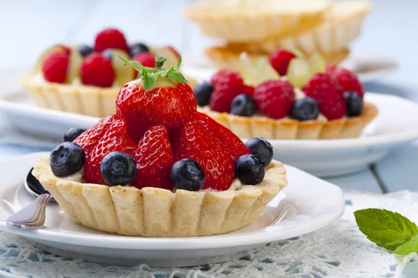 Finom tartlets, gyümölcs és krém mascaropne — Stock Fotó