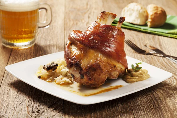 Domuz haşlanmış lahana, ekmek, horseradish ile kavrulmuş parmak eklemi 