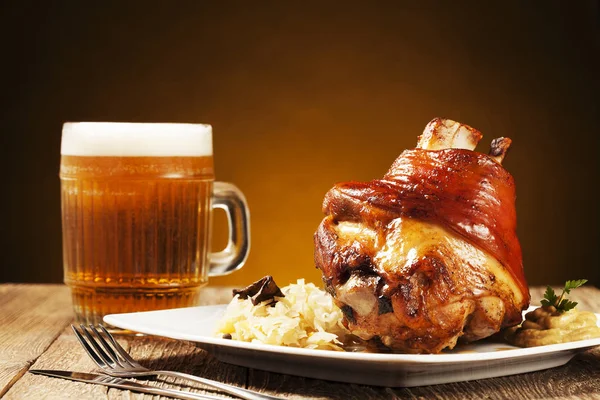 Domuz haşlanmış lahana, ekmek, horseradish ile kavrulmuş parmak eklemi 