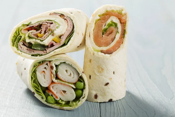 Karışımı jambon, tavuk, somon ve yengeç hizmet ile tamamladı