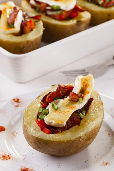 Patatas al horno rellenas de tocino, servidas con camembert — Foto de Stock