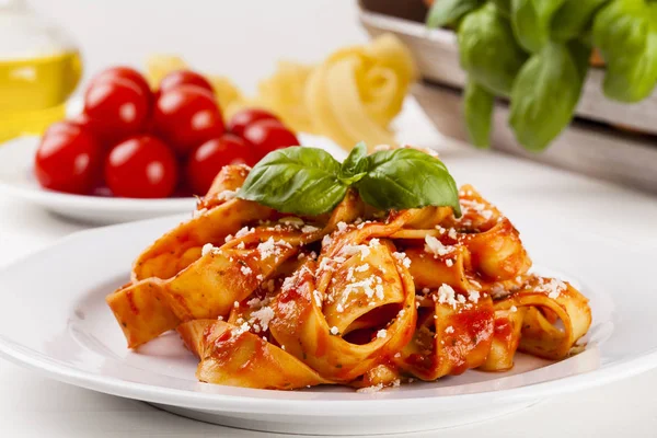 Tagiatelle de pasta con tomate —  Fotos de Stock