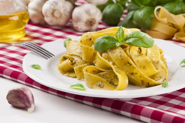 Tagiatelle de macarrão com pesto — Fotografia de Stock