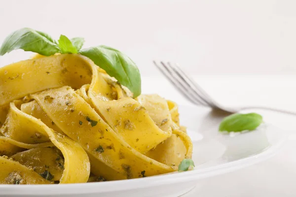 Tagiatelle de pasta con pesto —  Fotos de Stock