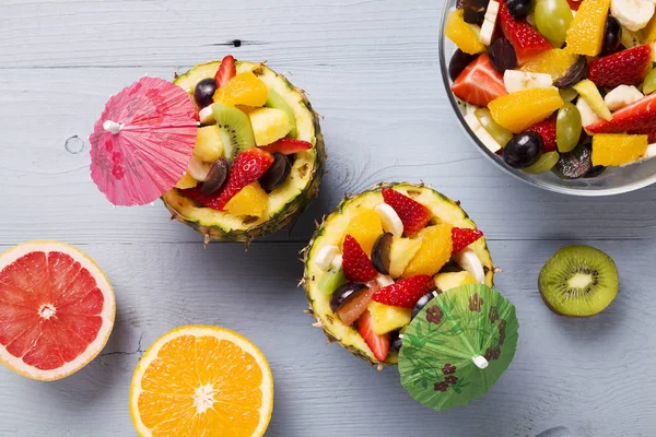 Świeże sałatki owocowe serwowane w miskach z świeży ananas — Zdjęcie stockowe