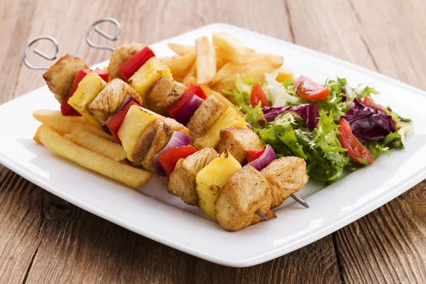 Şişleri ananas, biber ve soğan ile servis tavuk ızgara