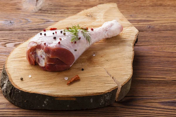 Çiğ hindi uyluk ile baharat 